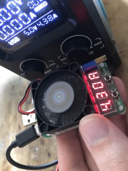 "Nowoczesny" (?) zasilacz laboratoryjny YIHUA 3005D-IV z USB, Quick Charge, enkodery