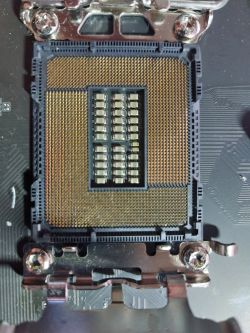 Gniazdo procesora na płycie głównej z otwartym mechanizmem mocowania.