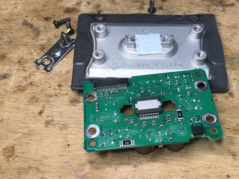 Demontowany komponent wzmacniacza audio z płytką PCB