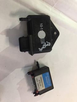 Dwa czujniki MAP, jeden rosyjski i jeden Motorola, na białym tle