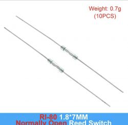 Dwa przełączniki kontaktronowe RI-80 1.8*7MM na białym tle.