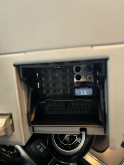 Gdzie podłączyć kabel sygnałowy w radiu becker be7051