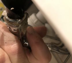 Zawór pod umywalką po wymontowaniu nie daje się przykręcić