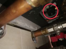 Jak odkręcić zablokowany kurek napełniania w piecu Brotje E/E 24 CTE?
