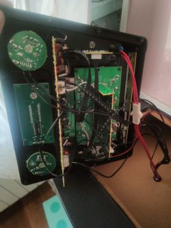 Widok wnętrza obudowy z układami elektronicznymi i przewodami.