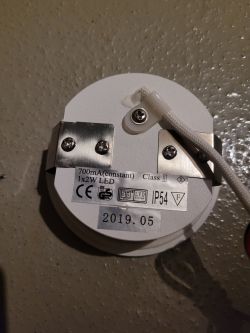 Dobór jednego zasilacza dla 10 lamp LED i możliwość ściemniania - pytanie o montaż