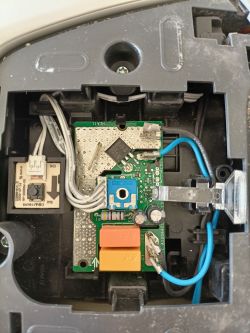 Wnętrze modułu elektroniki odkurzacza Electrolux PD82-4MG z widocznymi elementami i przewodami.