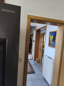 Fragment lodówki Samsung i widok na przedpokój z routerem Fritzbox 7590 pod sufitem