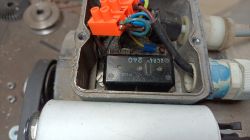 Wnętrze puszki przyłączeniowej silnika z przekaźnikiem rozruchowym Widok wnętrza puszki elektrycznej silnika z przekaźnikiem 2CR4-240 i złączkami kablowymi.