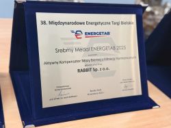 Zbliżenie na srebrny medal ENERGETAB 2025 przyznany firmie RABBIT za kompensator mocy biernej