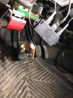 Volvo V40 98r - jak wyłączyć alarm po podłączeniu nowego akumulatora?