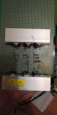 Układ elektroniczny z tranzystorami MOSFET na perforowanej płytce z widocznymi radiatorami