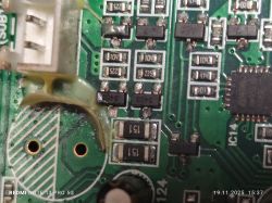 Zbliżenie na naprawioną płytkę PCB z wymienionym kondensatorem i MOSFET-em