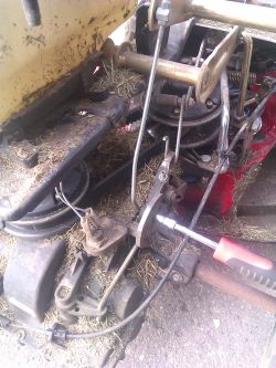 Mechanizm dźwigni zmiany biegów z widocznym cięgnem i przekładnią CVT