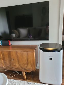 Czy jonizator Plasmacluster może uszkodzić telewizor LED umieszczony nad nim?