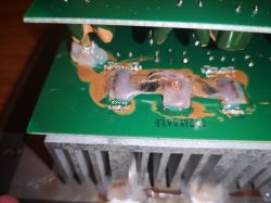 Naprawa wzmacniacza w Creative Gigaworks G500: Nagrzewanie, radiator, wymiana kondensatorów