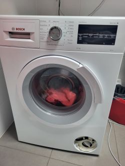 Pralka Bosch Series 6 z mokrymi ubraniami w bębnie, problem z otwarciem drzwiczek.