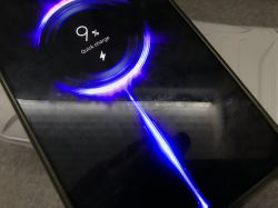 Ekran telefonu pokazuje 9% naładowania i informację o szybkim ładowaniu (Quick Charge)