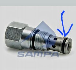 Metalowy regulator ciśnienia z oringiem, oznaczony niebieską strzałką na końcu, leży na jasnym tle.