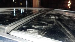 Zbliżenie na szyberdach samochodu Audi Q5, który nie domyka się całkowicie.