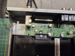 Wnętrze urządzenia Samsung z płytą PCB, radiatorami i kondensatorami, widok z góry