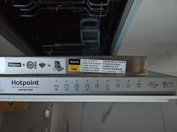 Panel sterowania zmywarki Hotpoint Ariston z widocznymi programami i oznaczeniami.