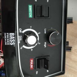 Panel sterowania blendera marki Bass z pokrętłami i przełącznikami.