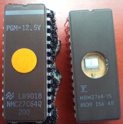 Dwa układy scalone EPROM, jeden z widoczną pamięcią przez okienko kwarcowe