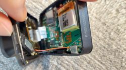 Rejestrator Navitel R250 DUAL - jak zmienić baterię?