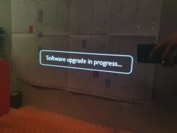 Ekran telewizora z komunikatem Software upgrade in progress...