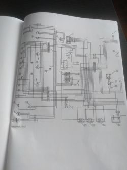 Czarno-biały schemat elektryczny pojazdu z ponumerowanymi elementami i licznymi połączeniami przewodów.