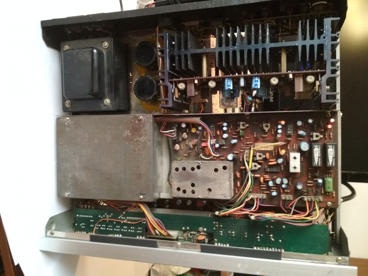 Wnętrze amplitunera Dual CR 1780 elektroda.pl