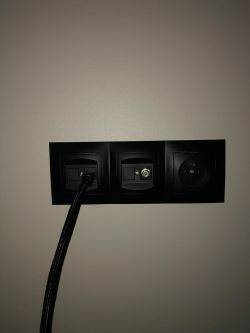 Trzy gniazda ścienne: LAN, antenowe i elektryczne.
