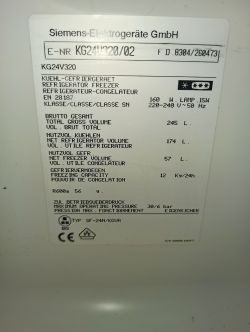 Tabliczka informacyjna na lodówce Siemens-Elektrogeräte GmbH z danymi technicznymi.