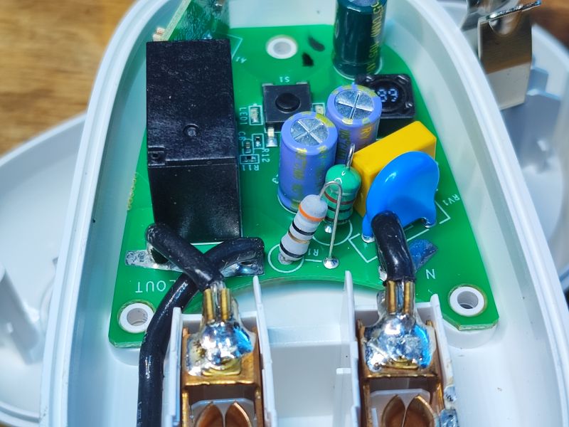 Wnętrze inteligentnej wtyczki Zigbee Sonoff S26R2ZB z widocznymi komponentami elektronicznymi.