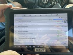 Tablet diagnostyczny Bosch z listą błędów systemowych pojazdu Fiat Ducato.