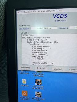 Ekran komputera z oprogramowaniem VCDS pokazującym kody błędów samochodu.