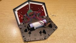 Wnętrze otwartej lampki solarnej z akumulatorem i elektronika.