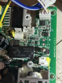 Zbliżenie płytki PCB z nadpalonym miejscem po usuniętym elemencie SMD między złączami