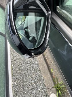 Jak naprawić przerysowany rant obudowy lusterka samochodowego?