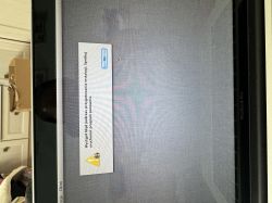 Ekran MacBook Pro z komunikatem błędu podczas instalacji systemu.