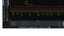 Ekran oscyloskopu pokazujący przebiegi sygnału na cylindrze nr 4 z opisem błędu.