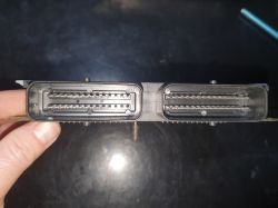 Plastikowe złącze elektroniczne pokazane na ciemnym tle.