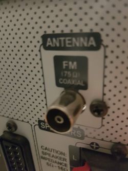 Jak podłączyć antenę zewnętrzną do wieży o tym samym wtyku?