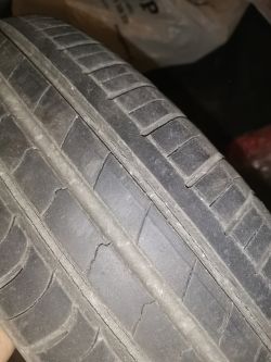 Czy letnie opony DOT 1518 z pęknięciem w środku nadają się do użytku?