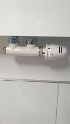 Termostat grzejnika z ustawioną temperaturą na poziom 3.