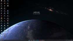 Pulpit systemu Windows z ikonami po lewej stronie, zegarem i datą na środku oraz kosmiczną tapetą w tle.