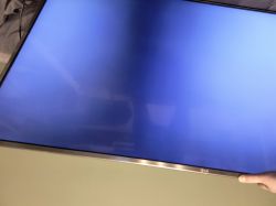Telewizor LG 55UH6507 z niebieskim ekranem bez widocznych pasków.
