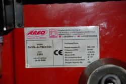 Zbliżenie na tabliczkę znamionową maszyny AERO model DHYN-A-TECH 944.