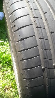 Dyskusja o strukturze bieżnika: Czy opona na załączonych zdjęciach jest wyżąbkowana?